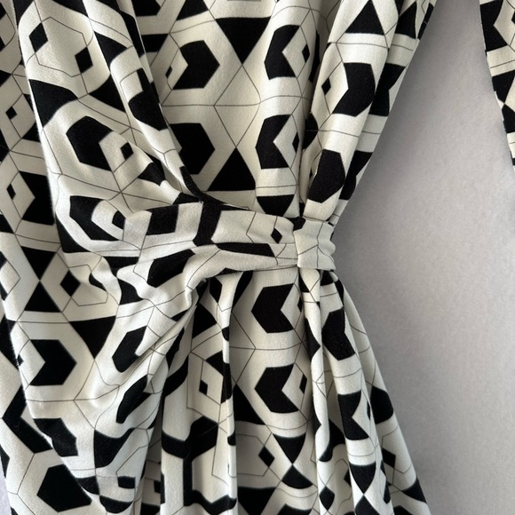 Diane Von Furstenberg Black White Abstract Graphics Valencia Wrap Dress Size 4 - Picture 4 of 9